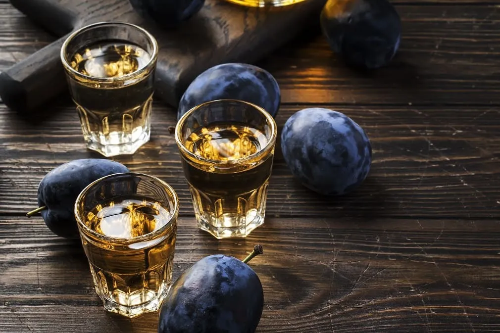 Domaća rakija od šljive proizvedena tradicionalnim postupkom